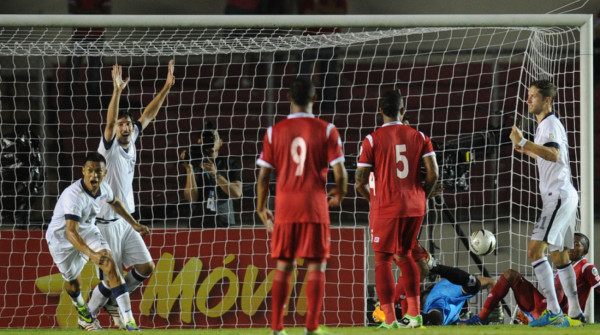 Panamá se elimina solo del Mundial de Brasil
