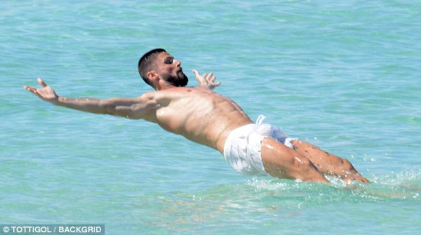 Fotos: Giroud es cazado con su linda novia de vacaciones en España