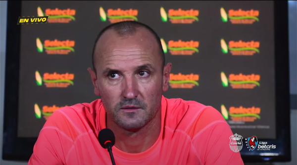 El semblante del Palomo Rodríguez en conferencias de prensa siempre es el mismo: frustración.