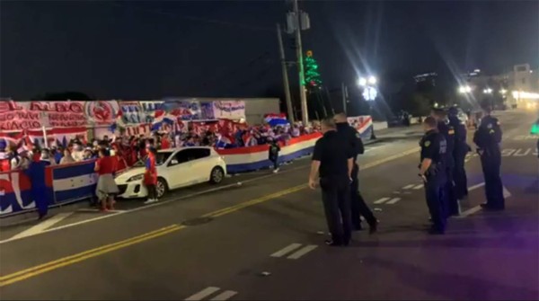 ¡Fuegos artificiales y cánticos! Afición del Olimpia le dio el banderazo previo al juego contra Tigres
