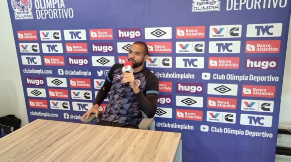 Edrick Menjívar se aleja de la prensa para mantenerse enfocado.