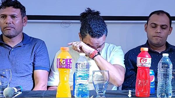 Rambo de León llora en el evento donde anunció su partido de despedida: “Fue muy difícil no verme con la 10 en el Mundial de Sudáfrica”