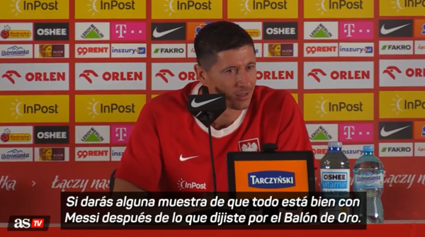 La reacción de Lewandowski cuando le preguntaron si saludaría a Messi por supuestas malas vibras entre ambos. IMAGEN: Cortesía AS.
