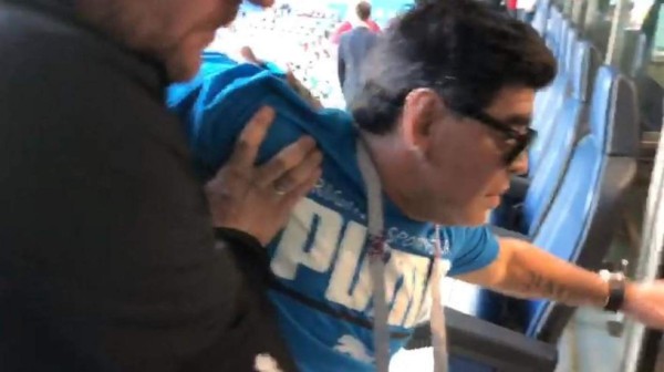 Las fotos de Maradona totalmente descontrolado en el Argentina-Nigeria