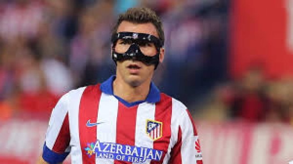 Futbolistas que han usado máscaras protectoras como lo hará Escober