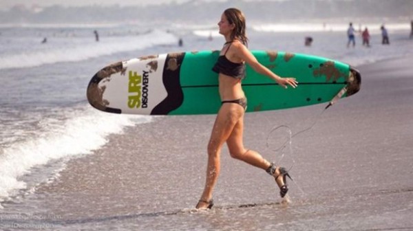 FOTOS: Maud, la bella chica que surfea en tacones