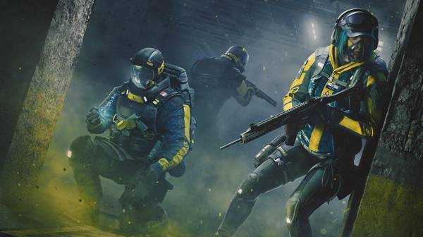 REACT se encarga de contener al parásito en las zonas de brote. Tres jugadores pueden unirse para completar las misiones online.