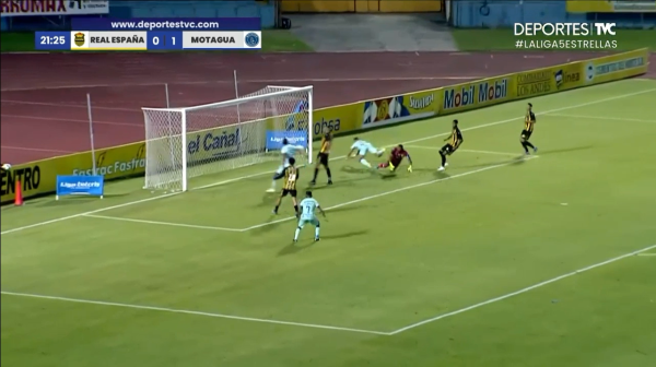 El portero del Real España no cortó el centro y la acción terminpo en autogol.