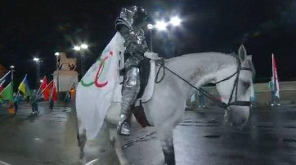 ¿Maltrato animal? Así lucía el caballo blanco que montaba el jinete que portaba la bandera de los Juegos Olímpicos 2024