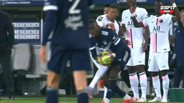 FOTOS: Alberth Elis anota, deja en el suelo a Keylor Navas y así fue el enfrentamiento con Mbappé