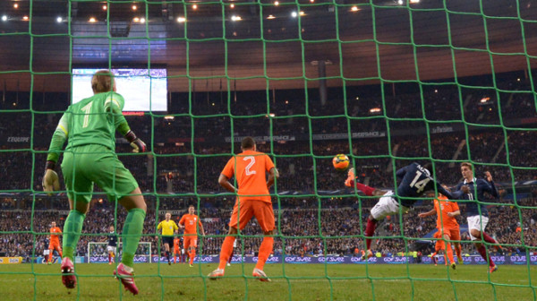 Francia le gana Holanda y le mete presión a Honduras