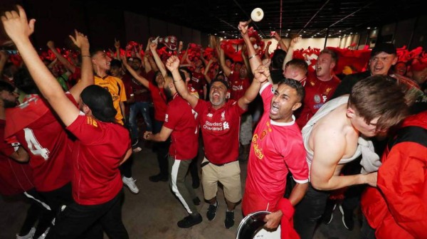 Madrid completamente roja: Así celebraron los hinchas del Liverpool la sexta Champions