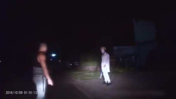 Payaso sale a asustar con bate y se lleva la paliza de su vida