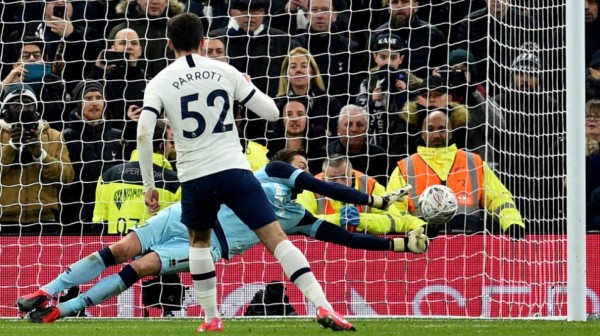 ¡Portero del Norwich utiliza termo de agua para eliminar al Tottenham de Mourinho!