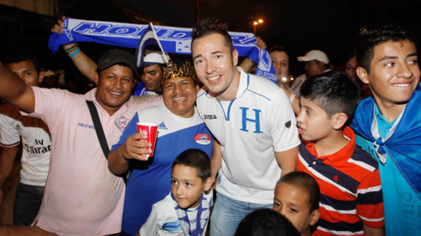 Polache le cantó a los aficionados en el estadio Olímpico