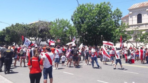Fiesta, alegría y burlas: Así preparan los aficionados de River Plate la celebración de la Copa Libertadores.