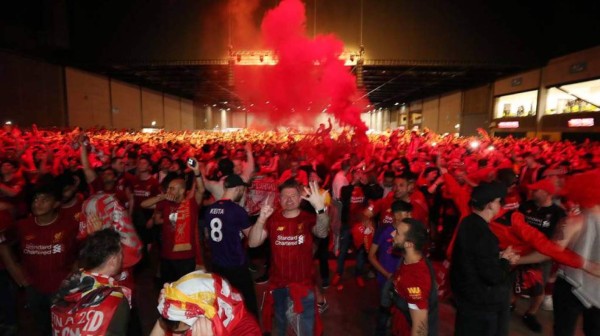 Madrid completamente roja: Así celebraron los hinchas del Liverpool la sexta Champions