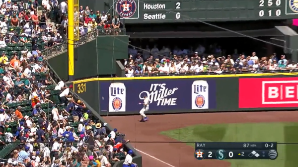 ¡A punto de ser home-run! Batacazo, doble y carrera de Mauricio Dubón en triunfo de los Astros en Seattle