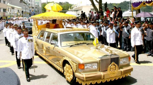 Así es la millonaria vida del futbolista más rico del mundo: Mansiones, tigres y autos de lujo