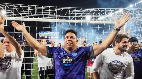 Ronaldo Nazario es el presidente del Real Valladolid y quiere a Alberth Elis para reforzar el ataque de su equipo.