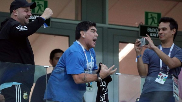 Las fotos de Maradona totalmente descontrolado en el Argentina-Nigeria