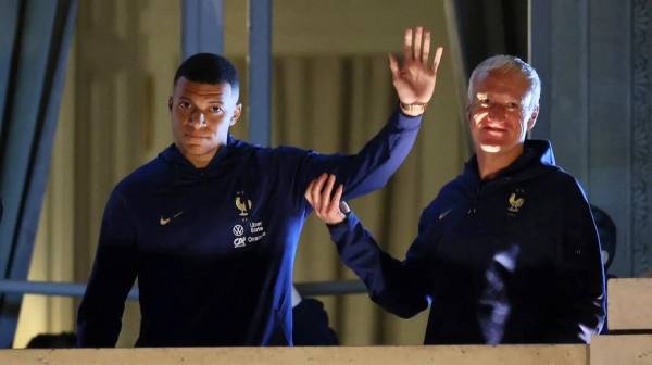 Mbappé se nota bastante desencajado hasta en su llegada a Francia.