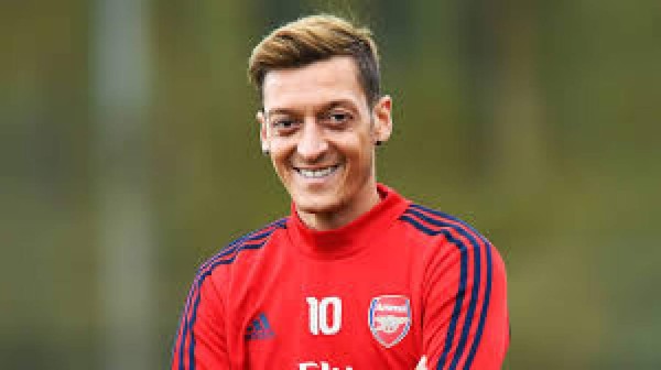 Ahora tiene una nueva ocupación: El calvario que vive Özil en el Arsenal por culpa de China
