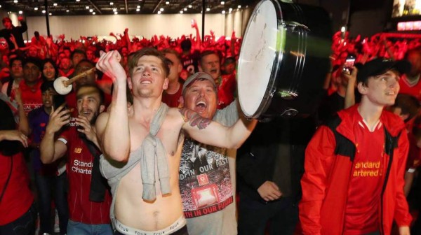 Madrid completamente roja: Así celebraron los hinchas del Liverpool la sexta Champions