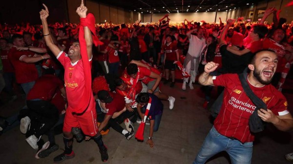 Madrid completamente roja: Así celebraron los hinchas del Liverpool la sexta Champions