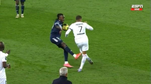 FOTOS: Alberth Elis anota, deja en el suelo a Keylor Navas y así fue el enfrentamiento con Mbappé