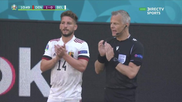 Minuto de aplausos y pancartas gigantes: El conmovedor homenaje a Eriksen durante el Dinamarca-Bélgica