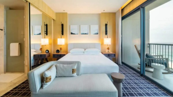 Así es la nueva vida de Adriano: vende su mansión por una millonada y se muda a un hotel; solo se llevó sus trofeos