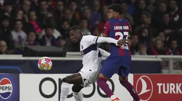 Yamal está metiendo en problemas a Nuno Mendes.