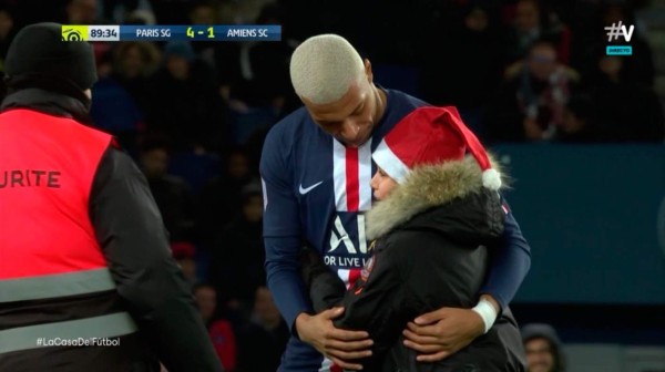 Para ser leyenda no necesitas mucho: El gran gesto de Mbappé con un niño en pleno partido del PSG&nbsp;&nbsp;&nbsp;&nbsp;