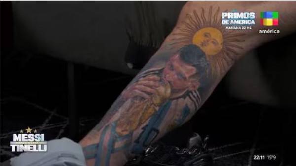 El espectacular tatuaje de Messi que se hizo Marcelo Tinelli en su pierna.