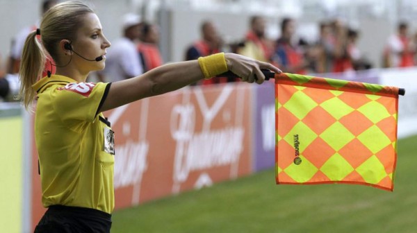 Fernanda Colombo, la árbitro asistente más sexi del mundo