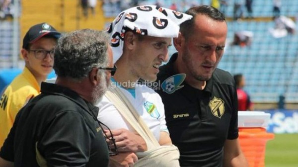 La espeluznante lesión de un jugador de Comunicaciones ante Municipal en Guatemala
