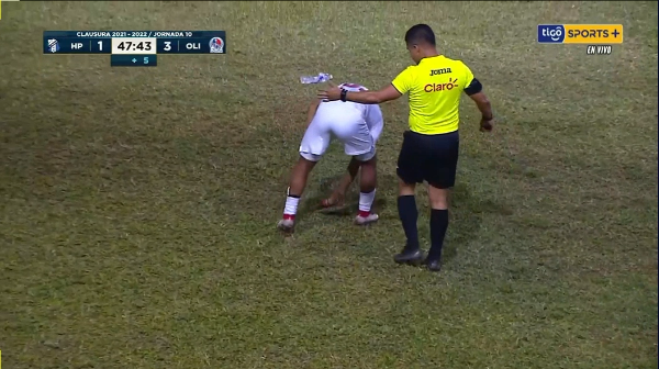 ¡Michaell Chirinos es un loquillo! Anota al Honduras Progreso, le lanzan una botella de refresco, la destapa y se lo toma