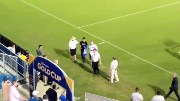 Lo que no se vio en TV: Espectacular despedida en Texas y le quitaron la camisa de Elis a un hincha