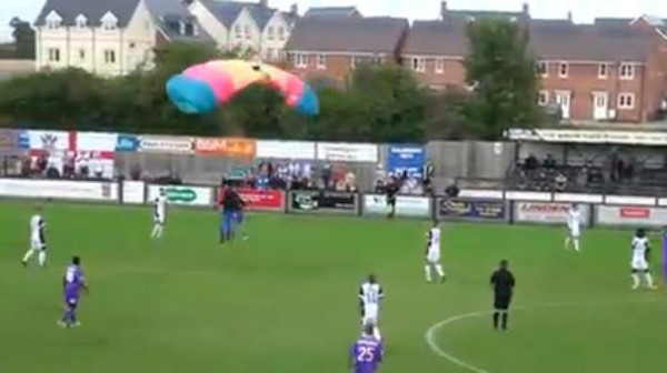 VIDEO: Le fallan cálculos a paracaidista y aterriza en pleno juego de fútbol