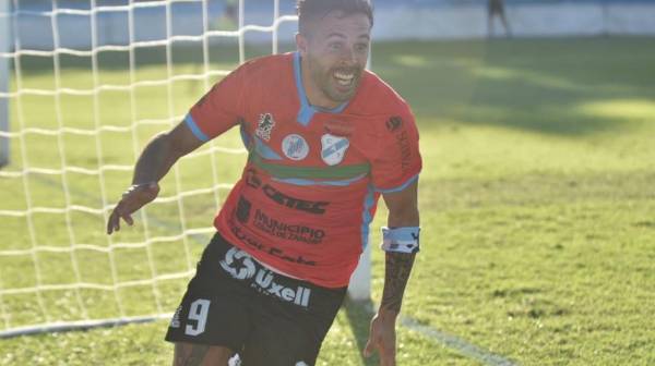 Lucas puede ser utilizado como delantero o bien como mediocampista ofensivo, no es un jugador de mucho gol, pero sí de asistencias, según los reportes.