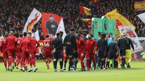 ¡Polémica! Jugadores del Liverpool y Bournemouth no se dan la mano por el coronavirus