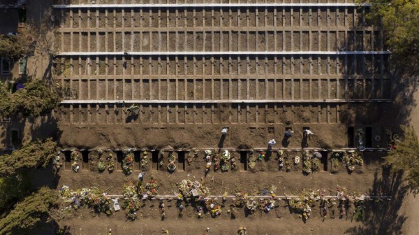 Coronavirus: Fueron sorprendidos con récord de muertos y empezaron a cavar miles de tumbas
