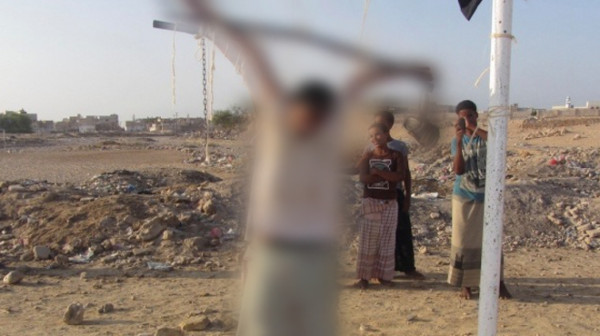 Al Qaeda ejecuta y crucifica en portería a acusado de traición