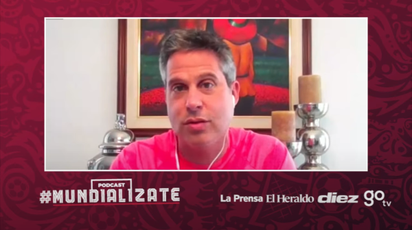 Periodista Copán Álvarez charlando en el podcast MUNDIALIZATE.