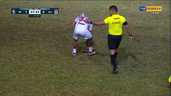 ¡Michaell Chirinos es un loquillo! Anota al Honduras Progreso, le lanzan una botella de refresco, la destapa y se lo toma