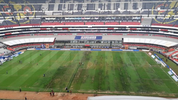 FOTOS: La cancha del estadio Azteca está convertida en un 'chiquero'