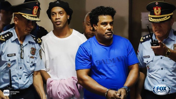 Esposado y sin su gorra: Las imágenes más duras de Ronaldinho tras recibir prisión preventiva