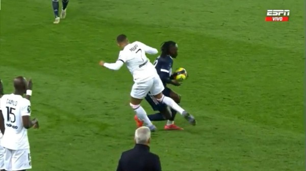 FOTOS: Alberth Elis anota, deja en el suelo a Keylor Navas y así fue el enfrentamiento con Mbappé