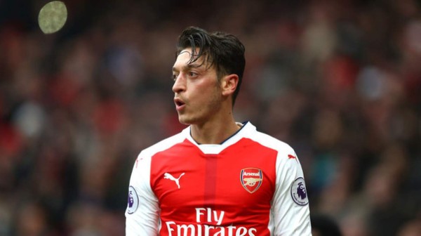 Ahora tiene una nueva ocupación: El calvario que vive Özil en el Arsenal por culpa de China